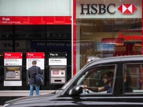 A taxi drives past a branch of the HSBC bank in central London, Britain June 09, 2015.  HSBC pledged a new era of higher dividends on Tuesday, laying out plans to slash nearly one in five jobs and shrink its investment bank by a third to combat sluggish growth across its sprawling empire. (REUTERS/Neil Hall)
