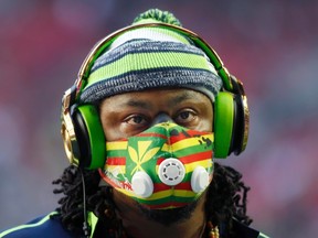 Seattle Seahawks running back Marshawn Lynch wears a mask during warm-ups before the start of the NFL Super Bowl XLIX football game against the New England Patriots in Glendale, Arizona on February 1, 2015. (REUTERS/Lucy Nicholson)