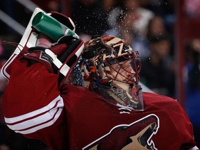 Goaltender Mike Smith of the Arizona Coyotes sprays himself with water during NHL play against the New York Rangers at Gila River Arena on February 14, 2015 in Glendale. (Christian Petersen/Getty Images/AFP)