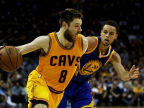 Matthew Dellavedova #8 of the Cleveland Cavaliers drives against Stephen Curry #30 of the Golden State Warriors in the third quarter during Game Three of the 2015 NBA Finals at Quicken Loans Arena on June 9, 2015 in Cleveland, Ohio. (Mike Ehrmann/Getty Images/AFP)