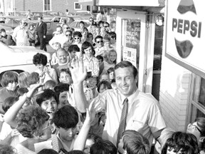 A beaming Jean Beliveau pauses to wave to a London Free Press photographer during an autograph session June 17, 1971 in London. (WESTERN ARCHIVES)