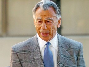 Billionaire Kirk Kerkorian heads into the courthouse to testify in the third
day of the DaimlerChrysler merger lawsuit in Wilmington, Delaware, in this file photo taken December 3, 2003.  Kerkorian, a key figure in the shaping of the Las Vegas strip of casinos and hotels, has died at the age of 98. (REUTERS/Tim Shaffer/Files)