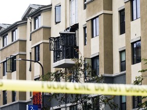 Damage at the scene of a fourth-story apartment building balcony collapse in Berkeley, Calif., June 16, 2015. (ELIJAH NOUVELAGE/Reuters)