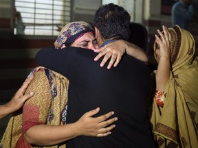 Relatives mourn the death of a heatwave victim at the EDHI morgue in Karachi on June 21, 2015. A heatwave has killed at least 45 people in Pakistan's largest city of Karachi, officials said June 21, as residents grapple with frequent power outages and water scarcity during the Muslim fasting month of Ramadan. AFP PHOTO / ASIF HASSAN