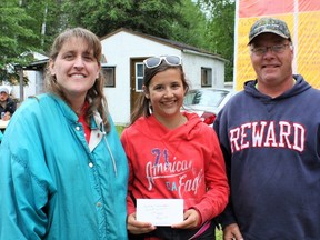 Ken McWhirter (right) presents the first place prize of $565 to the team of Chantal Charette and Sophie Charron.