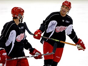 Hall of Fame defenceman Chris Chelios (right) has been added to the Detroit Red Wings coaching staff. (Postmedia Network file photo)