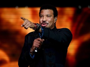 Lionel Richie performs on the Pyramid stage at Worthy Farm in Somerset during the Glastonbury Festival in Britain, June 28, 2015.  REUTERS/Dylan Martinez
