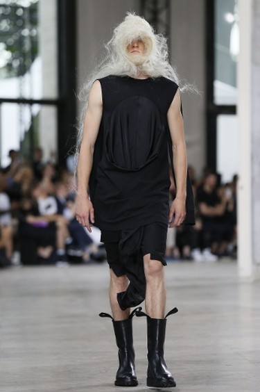 A model presents a creation by US designer Rick Owens during the men's Spring Summer collection fashion show in Paris on June 25, 2015. (AFP PHOTO / PATRICK KOVARIK)