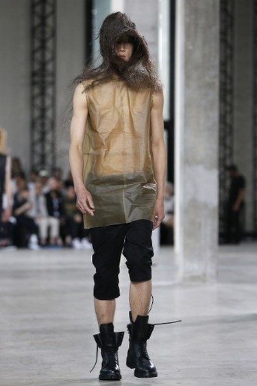 A model presents a creation by US designer Rick Owens during the men's Spring Summer collection fashion show in Paris on June 25, 2015. (AFP PHOTO / PATRICK KOVARIK)