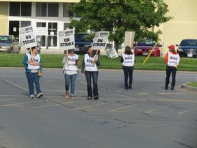 Members of the Food and Commercial Workers union picket on Thursday July 2, 2015 at the Real Canadian Superstore in Sarnia, Ont. A strike at nine Loblaws-owned grocery stores in southwestern Ontario began just after midnight Wednesday.  Paul Morden/Sarnia Observer/Postmedia Network