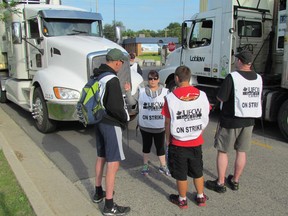 Members of the Food and Commercial Workers union picket on Thursday July 2, 2015 at the Real Canadian Superstore in Sarnia, Ont. A strike at nine Loblaws-owned grocery stores in southwestern Ontario began just after midnight Wednesday.  Paul Morden/Sarnia Observer/Postmedia Network