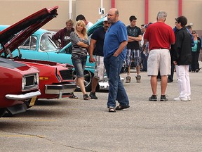 Auto enthusiasts check out cruise night at the Pony Corral on Grant Avenue in Winnipeg on Sunday. (Kevin King/Winnipeg Sun)