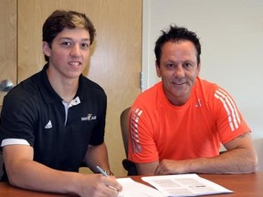 Jacob Drobcyk signs his contract in the presence of Kingston Frontenacs general manager Doug Gilmour. (Kingston Frontenacs)