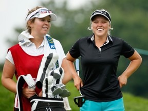 Brooke Henderson (right) waits with her sister/caddie Brittany at the U.S. Women’s Open in Lancaster, Pa., on Sunday. (AFP/PHOTO)