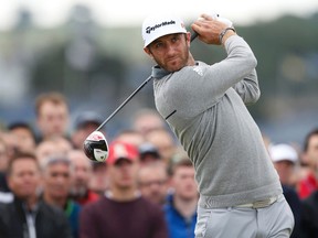 Dustin Johnson of the U.S. watches his tee shot on the fourth hole during the first round of the British Open golf championship on the Old Course in St. Andrews, Scotland, July 16, 2015. (REUTERS/Russell Cheyne)