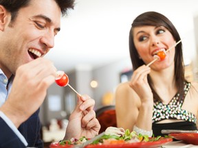 Couple eating on a date. (Fotolia)