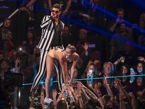 Miley Cyrus and Robin Thicke perform "Blurred Lines" during the 2013 MTV Video Music Awards in New York August 25, 2013. REUTERS/Lucas Jackson