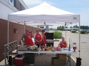 Volunteers serving hotdogs.