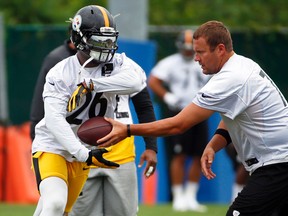 Pittsburgh Steelers quarterback Ben Roethlisberger, right, hands off to running back Le’Veon Bell (26) during a drill at the team’s minicamp in Pittsburgh, Wednesday, June 17, 2015. (AP Photo/Gene J. Puskar)