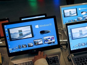 A reporter tries Windows 10-installed laptop computer at Microsoft China Center One during a media tour in Beijing April 14,  2015. 
REUTERS/Kim Kyung-Hoon