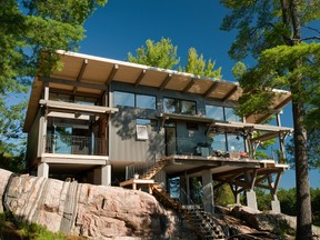 A stunning rock face puts this dream home into a different league 
as far as conceptualization and reality are concerned.