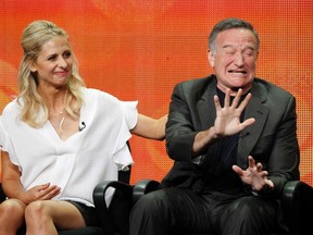 Cast member Robin Williams gestures next to co-star Sarah Michelle Gellar at a panel for the television series "The Crazy Ones" during the CBS portion of the Television Critics Association Summer press tour in Beverly Hills, California July 29, 2013.  REUTERS file photo/Mario Anzuoni