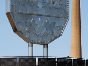 The Big Nickel (L), a nine-metre high replica of a Canadian five cent coin, is framed with the Vale Inco Superstack, a 380 metre high chimney at the Copper Cliff Smelter Complex, in Sudbury, Ontario in this August 31, 2009 file photo. Vale SA said August 13, 2015 it has declared an emergency at its Cooper Cliff smelter following a nitrogen dioxide leak, according to local media reports.    REUTERS/Chris Wattie/Files