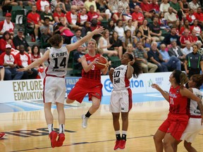 Puerto Rico guard Ali Gibson takes the ball up against Canada's Katherine Katherine Plouffe and Nirra Fields during Sunday's game. (José Jiménez Tirado, FIBA America)