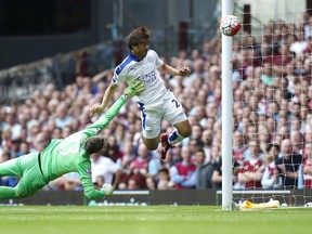 Leicester City’s Shinji Okazaki (right) scores against West Ham United goalkeeper Adrian during the English Premier League match at The Boleyn Ground in London on August 15, 2015. (AFP PHOTO/JUSTIN TALLIS)