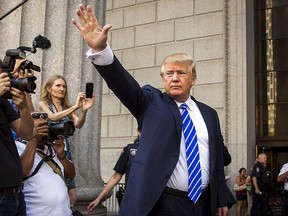 U.S. Republican presidential candidate Donald Trump waves as he arrives for jury duty at Manhattan Supreme Court in New York Aug. 17, 2015.  REUTERS/Lucas Jackson