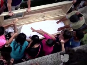 Family of Neysi Perez trying to rescue her. 

(YouTube/PrimerImpacto)