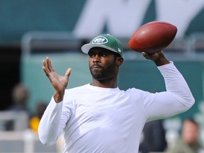 In this Nov. 9, 2014, file photo, then-New York Jets' Michael Vick warms up before an NFL football game against the Pittsburgh Steelers in East Rutherford. The Pittsburgh Steelers are meeting with free agent quarterback Michael Vick on Tuesday, Aug. 25, 2015, with an eye toward giving the former Pro Bowler a look as a backup behind Ben Roethlisberger. (AP Photo/Bill Kostroun, File)