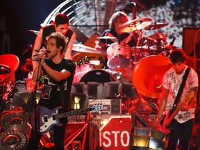 Five Seconds of Summer performs She's Kinda Hot during the 2015 Teen Choice Awards in Los Angeles, August 16, 2015.  REUTERS/Mario Anzuoni