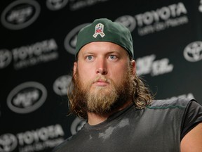 Jets centre Nick Mangold helped police end a crime spree in his New Jersey neighbourhood this week. (Seth Wenig/AP Photo)