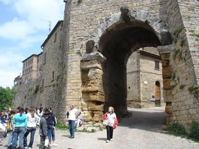 On Volterra's Etruscan arch, three seriously eroded heads show what happens when you leave something outside for more than 2,000 years. (Photo: Rick Steves)