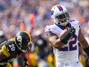 Fred Jackson of the Buffalo Bills runs away from Will Allen of the Pittsburgh Steelers during the first half of a pre-season game at Ralph Wilson Stadium in Orchard Park, N.Y., on August 29, 2015. (Brett Carlsen/Getty Images/AFP)