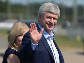 Conservative leader Stephen Harper waves as he walks with his wife Laureen to the campaign plane in Trois Rivieres,  Que., on Friday, September 11, 2015. THE CANADIAN PRESS/Adrian Wyld
