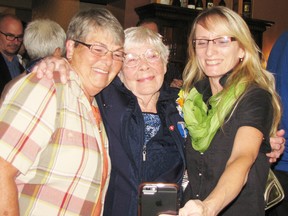 Muriel Ritchie of Chatham celebrated her 100th birthday with dozens of family members at Casa Bella restaurant on Saturday. She posed for many “selfies,” including this one with her niece, Audrey Hackett of Bothwell (left) and granddaughter Brenda Henderson of Chatham.
BLAIR ANDREWS/ CHATHAM THIS WEEK/ POSTMEDIA NETWORK