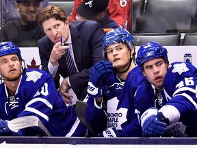 Toronto Maple Leafs coach Mike Babcock, centre, talks with his players during a pre-season game against the Ottawa Senators in Toronto on Monday, September 21, 2015. (THE CANADIAN PRESS/Nathan Denette)