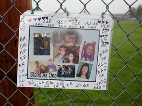 A makeshift memorial is seen outside Marysville-Pilchuck High School the day after a school shooting in Marysville, Washington October 25, 2014.  REUTERS/Jason Redmond