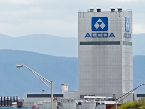 The Great Smoky Mountains are shown in the background of the Alcoa Aluminum plant in Alcoa, Tennessee in this April 8, 2014, file photo. Alcoa Inc said on September 28, 2015, it will split into two companies to separate its struggling aluminum smelting operations from production of lightweight metals for its faster-growing aerospace and automotive business.  REUTERS/Wade Payne/Files