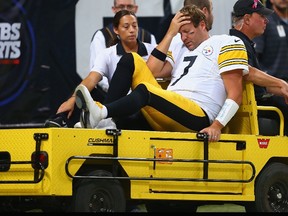 Ben Roethlisberger of the Pittsburgh Steelers leaves the field after being injured against the St. Louis Rams at the Edward Jones Dome on September 27, 2015 in St. Louis, Missouri. (Dilip Vishwanat/Getty Images/AFP)