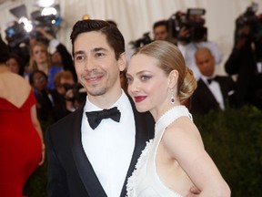 U.S. actors Amanda Seyfried and Justin Long arrive for the Metropolitan Museum of Art Costume Institute Gala 2015 celebrating the opening of "China: Through the Looking Glass," in Manhattan, New York May 4, 2015.  (WENN.COM)