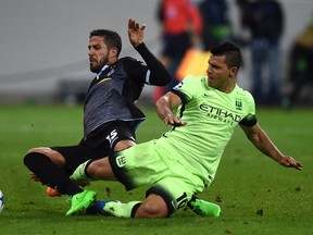 Moenchengladbach’s Alvaro Dominguez vies for the ball with Manchester City’s Sergio Aguero (right) during their Champions League match in Monchengladbach, Germany on September 30, 2015. (AFP PHOTO/PATRIK STOLLARZ)
