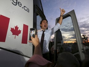 Liberal leader Justin Trudeau gestures while boarding his campaign bus following a rally in Ottawa, Canada September 21, 2015. (REUTERS/Chris Wattie)