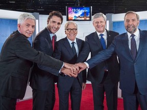 Left to right: Bloc Quebecois leader Gilles Duceppe, Liberal leader Justin Trudeau, moderator Pierre Bruneau, Conservative leader and Prime Minister Stephen Harper and New Democratic Party leader Thomas Mulcair shake hands as they pose for photos before the start of the French language leaders' debate in Montreal, Quebec October 2, 2015. Canadians go to the polls in a federal election on October 19, 2015.  REUTERS/Joel Lemay/Pool
