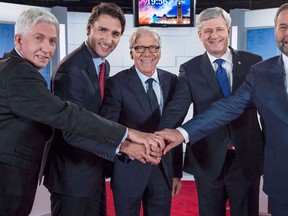 L-R) Bloc Quebecois leader Gilles Duceppe, Liberal leader Justin Trudeau, moderator Pierre Bruneau, Conservative leader and Prime Minister Stephen Harper and New Democratic Party leader Thomas Mulcair shake hands as they pose for photos before the start of the French language leaders' debate in Montreal, Quebec October 2, 2015. Canadians go to the polls in a federal election on October 19, 2015.  (REUTERS/Joel Lemay/Pool)