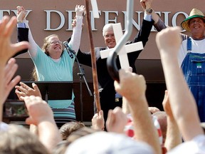 Rowan County Clerk Kim Davis celebrates her release from the Carter County Detention center in Grayson, Kentucky in a September 8, 2015 file photo. Pope Francis secretly met a Kentucky county clerk last week who was jailed for refusing to issue marriage licenses to gay couples and gave her words of encouragement, her attorney said. Rowan County Clerk Kim Davis and her husband met with the pope during the Washington leg of his visit to the United States, after the Vatican reached out to her several weeks ago, ABC reported on Wednesday. (REUTERS/Chris Tilley/Files)