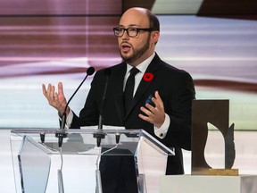 Author Sean Michaels accepts the the Scotiabank Giller Prize for his book "Us Conductors" at the awards gala in Toronto, November 10, 2014.    REUTERS/Mark Blinch