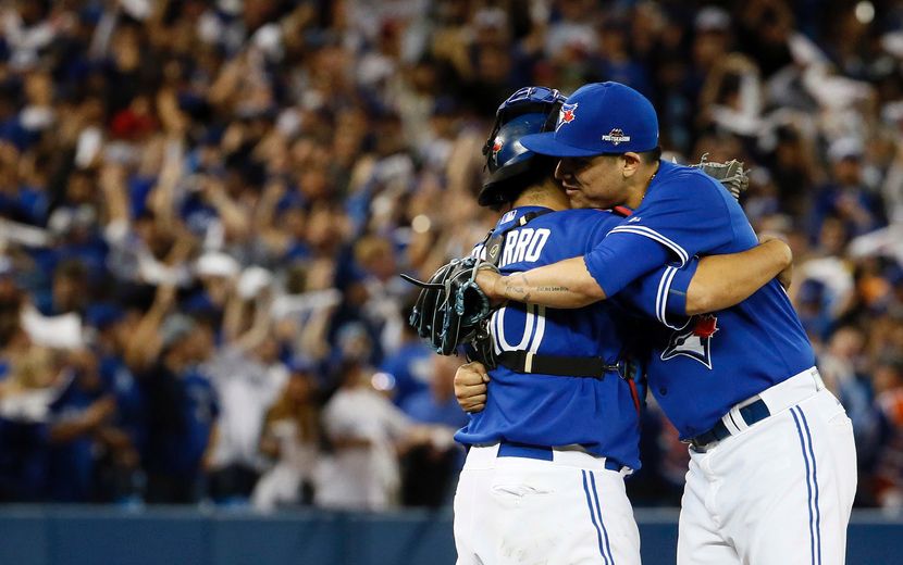 Ben Revere and Salvador Perez share a big ol' hug in ALCS Game 2